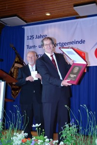 Übergabe der Walter-Kolb-Plakette von Ehrenpräsident Beinhoff (Hess. Turnverband)